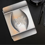 Cubierta Para iPad Pro Monograma de acero cepillado brillante<br><div class="desc">Este bonito estuche para iPad está decorado con una imitación de acero cepillado muy realista, con sombras y resaltados. En el medio, como una apertura cardíaca, el metalizado se abre para revelar tu monograma, escrito con hermosas letras en guiones y sans serif, elegantemente entrelazado y cuyas sombras y luces imitan...</div>