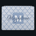 Cubierta Para iPad Pro Monograma de Dusty Blue Damask de Lacy y nombre fe<br><div class="desc">Este hermoso estuche para iPad presenta un patrón clásico de damasco blanco sobre un fondo gris azul claro. El diseño se personaliza con una letra inicial monograma y un nombre de personalizable. Perfecto para el trabajo o la escuela, o cualquier mujer que quiera una funda femenina bonito con un diseño...</div>