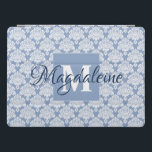 Cubierta Para iPad Pro Monograma de Dusty Blue Damask de Lacy y nombre fe<br><div class="desc">Este hermoso estuche para iPad presenta un patrón clásico de damasco blanco sobre un fondo gris azul claro. El diseño se personaliza con una letra inicial monograma y un nombre de personalizable. Perfecto para el trabajo o la escuela, o cualquier mujer que quiera una funda femenina bonito con un diseño...</div>