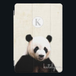Cubierta Para iPad Pro Monograma de la foto del Panda de Peek-a-Boo Amari<br><div class="desc">Cute amarillo Peek-a-Boo Panda Fotografía de diseño de monograma. Con un adorable Panda Bear asomándose para saludar. Hace un regalo divertido y adorable para niños, adolescentes y adultos, para Navidades de cumpleaños y más. ¡Personalizado con su carta inicial y su nombre! ¡Cobertura monogramada de ipad! ~ Revisa mi tienda para...</div>