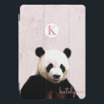 Cubierta Para iPad Pro Monograma de panda peek-a-boo rosado<br><div class="desc">Diseño monograma de fotos de pandas de peek-a-boo rosado. Con un adorable Panda Bear asomándose para saludar. Hace un regalo divertido y adorable para niños, adolescentes y adultos, para Navidades de cumpleaños y más. ¡Personalizado con su carta inicial y su nombre! ¡Cobertura monogramada de ipad! ~ Revisa mi tienda para...</div>