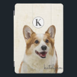 Cubierta Para iPad Pro Monograma de perro de corgi de Peek a Boo amarillo<br><div class="desc">Diseño de Monograma de Perro Peek-a-Boo Amarillo. Con un adorable Pembroke Welsh Corgi asomándose para saludar. Hace un regalo divertido y adorable para niños, adolescentes y adultos, para Navidades de cumpleaños y más. ¡Personalizado con su carta inicial y su nombre! ¡Maleta monogramada! ~ Revisa mi tienda para ver toda la...</div>