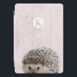 Cubierta Para iPad Pro Monograma del bebe peek a boo rosado<br><div class="desc">Diseño monograma de peek-a-boo rosado de bebé edgehog. ¡Con un adorable Pequeño Hedgehog asomándose para saludar! Hace un regalo divertido y adorable para niños, adolescentes y adultos, para Navidades de cumpleaños y más. ¡Personalizado con su carta inicial y su nombre! ¡Estuche de teléfono monogramado! ~ Revisa mi tienda para ver...</div>