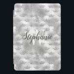 Cubierta Para iPad Pro Monograma del patrón de la corona del Purpurina de<br><div class="desc">Añade un toque de glamour con este diseño de moda,  con un falso patrón de corona purpurina sobre un falso fondo de Relieve metalizado plateado. Personalízalo con tu fuente inicial en serif en blanco y tu nombre en la escritura moderna de caligrafía gris carbón.</div>