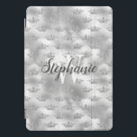 Cubierta Para iPad Pro Monograma del patrón de la corona del Purpurina de<br><div class="desc">Añade un toque de glamour con este diseño de moda,  con un falso patrón de corona purpurina sobre un falso fondo de Relieve metalizado plateado. Personalízalo con tu fuente inicial en serif en blanco y tu nombre en la escritura moderna de caligrafía gris carbón.</div>