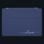 Cubierta Para iPad Pro Monograma moderno azul y blanco de la Marina<br><div class="desc">Presentamos nuestra colección de Monogramas Moderno Azul y Blanco de la Marina: Eleva tu decoración de casa con nuestra sofisticada colección con un diseño contemporáneo de color azul marino y blanco. Cada una de las piezas está meticulosamente diseñada para exudar elegancia y estilo, perfecto para añadir un toque de modernidad...</div>