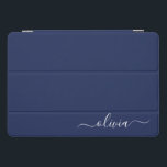 Cubierta Para iPad Pro Monograma moderno azul y blanco de la Marina<br><div class="desc">Presentamos nuestra colección de Monogramas Moderno Azul y Blanco de la Marina: Eleva tu decoración de casa con nuestra sofisticada colección con un diseño contemporáneo de color azul marino y blanco. Cada una de las piezas está meticulosamente diseñada para exudar elegancia y estilo, perfecto para añadir un toque de modernidad...</div>