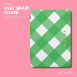Cubierta Para iPad Pro Monograma moderno de moda verde Gingham<br><div class="desc">La cubierta inteligente del iPad con un brillante patrón de gingham verde y un sencillo monograma de tono dorado es el accesorio perfecto para cualquier persona con conocimientos técnicos. El vibrante diseño de gingham añade un toque de color y personalidad a tu iPad, mientras que la elegante cubierta inteligente protege...</div>