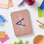 Cubierta Para iPad Pro Monograma Purpurina azul de la Marina de Oro Rosa<br><div class="desc">Oro rosa y Purpurina de imitación azul de la Marina y Funda elegante de monograma. Este funda se puede personalizar para incluir su nombre inicial y su nombre de pila.</div>