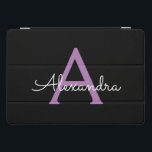 Cubierta Para iPad Pro Morado Black Script Girly Monograma Nombre<br><div class="desc">Funda de portátil Black and Purple Simple Script Monogram Name. Esto hace que el dulce perfecto cumpleaños 16,  boda,  ducha de novia,  aniversario,  ducha de bebé o fiesta de soltera sea regalo para alguien que ama el lujo glam y los estilos de moda.</div>
