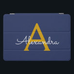 Cubierta Para iPad Pro Navy Blue Gold Modern Script Girly Monograma Nombr<br><div class="desc">Monograma de Navy Blue y Gold Simple Script Nombre Funda de portátil. Esto hace que el dulce perfecto cumpleaños 16,  boda,  ducha de novia,  aniversario,  ducha de bebé o fiesta de soltera sea regalo para alguien que ama el lujo glam y los estilos de moda.</div>