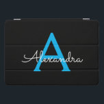 Cubierta Para iPad Pro Nombra de monograma de guión azul negro<br><div class="desc">Funda de portátil Black and Blue Simple Script Monogram Name. Esto hace que el dulce perfecto cumpleaños 16,  boda,  ducha de novia,  aniversario,  ducha de bebé o fiesta de soltera sea regalo para alguien que ama el lujo glam y los estilos de moda.</div>