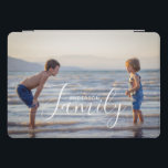 Cubierta Para iPad Pro Nombre de familia de Personalizado de plantilla de<br><div class="desc">Sencillo y moderno Personalizado de plantilla de fotografía Familia Nombre iPad Cover incluye tu foto favorita con tu nombre de familia personalizado. Hace un regalo fantástico para Navidades, cumpleaños, aniversario, Día de la Madre, Día del Padre, Día de los Abuelos y más. Personalice editando el texto en el cuadro de...</div>