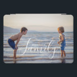Cubierta Para iPad Pro Nombre de familia de Personalizado de plantilla de<br><div class="desc">Sencillo y moderno Personalizado de plantilla de fotografía Familia Nombre iPad Cover incluye tu foto favorita con tu nombre de familia personalizado. Hace un regalo fantástico para Navidades, cumpleaños, aniversario, Día de la Madre, Día del Padre, Día de los Abuelos y más. Personalice editando el texto en el cuadro de...</div>