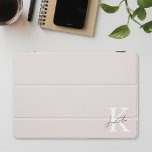 Cubierta Para iPad Pro Nombre de monograma personalizado rosado moderno<br><div class="desc">Portada para iPad diseñada por un personalizado que incluye un moderno monograma de escritura a mano con nombre y inicial personalizado.</div>