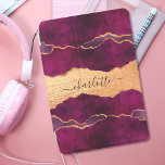 Cubierta Para iPad Pro Nombre de oro del rosa de oro de oro morado de oro<br><div class="desc">Una ágata dorada borgoña, violeta y falsa, impresión de piedra de mármol como fondo Personaliza y añade tu nombre. El nombre está escrito con un guión moderno de estilo con letras a mano con toques. Para que los cambios sólo eliminen el nombre del ejemplo, deje los espacios o la emoji...</div>