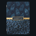 Cubierta Para iPad Pro Nombre floral tropical del brillo de impresión del<br><div class="desc">La tapa del iPad con el nombre floral tropical del timbre azul de Leopard Print Shimmer incluye un elegante patrón de impresión de leopardo de chismes azules y negros y un patrón floral tropical con tu nombre personalizado en el centro en una banda dorada. Personalice editando el texto en los...</div>