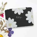 Cubierta Para iPad Pro Nombre personalizado de floral de margarita negra<br><div class="desc">Una linda margarita blanca sobre una cubierta negra de ipad. Añade tu nombre</div>