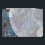 Cubierta Para iPad Pro Nombre personalizado de galaxia espacial Planetas<br><div class="desc">Magnífica acuarela de una galaxia con luna y estrellas en azul y negro con un nombre personalizado en una fuente moderna. Parte de una colección de Parcel Studios.</div>