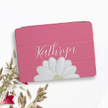 Cubierta Para iPad Pro Nombre personalizado de la flor de margarita rosa<br><div class="desc">Una cubierta para iPad rosa bonito con una única margarita blanca. Sólo tienes que añadir tu nombre</div>