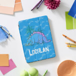 Cubierta Para iPad Pro Nombre personalizado de los dinosaurios azules Ste<br><div class="desc">Ayude a proteger su equipo de los accidentes de dino, con esta cubierta de funda infantil. Diseño original de estegosaurios gráficos, árboles y huellas en tonos azules. Personalizar con su propio nombre, actualmente lee Lochlan. Perfecto para paleontólogos de dinosaurios en ciernes y aficionados a los dinosaurios. Dibujo y diseño de...</div>