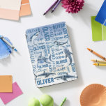 Cubierta Para iPad Pro Nombres personalizados de niños con collage de tib<br><div class="desc">Los chicos personalizados nombran con la cubierta del collage de tiburones. El nombre mediano del océano,  tema de los tiburones,  es un regalo encantador para niños y hombres.</div>
