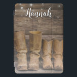 Cubierta Para iPad Pro Oeste de Cowboy Boots Rústico Barn Monograma<br><div class="desc">Esta divertida y rústica cubierta del iPad cuenta con dos botas de vaquero y una pared de la cabaña de troncos con luces de cuerda. Para los occidentales o los amantes de los caballos. Creado por Simply Farmhouse Press; foto de Melanie Mauer en Unsplash.</div>