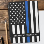Cubierta Para iPad Pro Oficial de Policía Personal Delgado de la Línea Az<br><div class="desc">Portada delgada del iPad Pro de la Línea Azul - Bandera estadounidense con colores de la bandera de la policía, diseño moderno negro y azul. Personaliza con el nombre de los oficiales de policía. Esta cubierta personalizada de iPad de oficiales de policía es perfecta para los departamentos de policía. DERECHOS...</div>