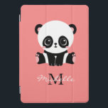 Cubierta Para iPad Pro Panda monograma de sentada de corte personalizado<br><div class="desc">Un lindo oso panda sentado en el suelo sobre un fondo de salmón. Personalice con su monograma y nombre o elimine texto en cuadros de texto sin nombre.</div>