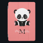 Cubierta Para iPad Pro Panda monograma de sentada de corte personalizado<br><div class="desc">Un lindo oso panda sentado en el suelo sobre un fondo de salmón. Personalice con su monograma y nombre o elimine texto en cuadros de texto sin nombre.</div>
