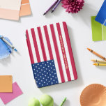 Cubierta Para iPad Pro Patriótico Estados Unidos Bandera Americana Estrel<br><div class="desc">El todo americano, Stars and Stripes, Old Glory, Star-Spangled Banner, personalizado, personalizado, bello y elegante letra falsa de tipografía de oro nombre de guión monograma / iniciales, patriótico, bandera estadounidense, monogramada, cool, cubierta inteligente iPad magnética que se dobla en múltiples posiciones y cuenta con interior de microfibra gris que ayuda...</div>