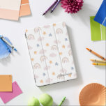 Cubierta Para iPad Pro Patrón de arco iris de color acuático suave y capr<br><div class="desc">Una sencilla y moderna caja de ipad con arcos acuáticos,  estrellas y nubes de colores pastel azul claro,  rosa y naranja. Personalízalo con tu nombre. Perfecto como regalo para los niños que aman garabatear y dibujar.</div>