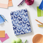 Cubierta Para iPad Pro Patrón de mariposas color de agua azul<br><div class="desc">Pintura de mariposa color azul y blanco índigo. Arte original de Nic Squirrell.</div>