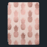 Cubierta Para iPad Pro Patrón de piñas de verano de oro de Rosa tropical<br><div class="desc">Este diseño moderno, sencillo y bonito se ha diseñado con unas piñas tropicales de verano rosa impresas en imitación sobre un fondo rosa pastel. Este diseño ha sido construido con un estilo de ilustracion y es perfecto para la moda y la mujer elegante. Su huella es divertida pero femenina y...</div>