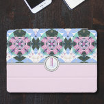 Cubierta Para iPad Pro Patrón geométrico de color dulce monogramado<br><div class="desc">Un hermoso patrón geométrico con colores dulces (azul, rosa, blanco y verde) para la mitad superior de este estuche para iPad. La mitad inferior permanece rosa claro para dar una sensación de espacio. En el medio de un círculo metálico similar a un círculo está tu monograma, escrito en letras entrelazadas...</div>