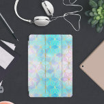 Cubierta Para iPad Pro Patrón geométrico de vidrio irlandés<br><div class="desc">Las formas de cubo geométrico están recubiertas de un patrón y coloreadas en tonos alternados de azul pastel,  rosa y morado que le confieren un aspecto de vidrio irrisorio. Las formas están delineadas en un falso purpurina de oro.</div>
