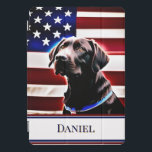 Cubierta Para iPad Pro Perro de laboratorio de chocolate con Rusia de ban<br><div class="desc">Este diseño de estuche para iPad presenta un busto de un laboratorio de chocolate con una bandera norteamericana muda en rojo,  blanco y azul. Agrega tu nombre para personalizarlo. Genial para el cazador patriota o amante del perro en tu vida. Creado por Simply Farmhouse Press.</div>