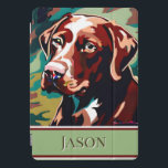 Cubierta Para iPad Pro Perro de laboratorio de chocolate en camuflaje<br><div class="desc">Este diseño presenta un busto de un laboratorio de chocolate contra el fondo del camuflaje. Añadir un nombre para la personalización. Ideal para el cazador o amante del perro en tu vida. Creado por Simply Farmhouse Press.</div>