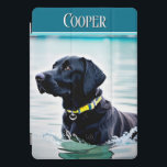 Cubierta Para iPad Pro Perro de laboratorio negro en el agua<br><div class="desc">Este diseño de portada para iPad presenta una hermosa imagen de un perro Labrador negro en agua. Hace un gran regalo para el dueño del laboratorio o amante del perro. Personalízalo con tu apellido. ¡Buen regalo! Creado por Simply Farmhouse Press.</div>