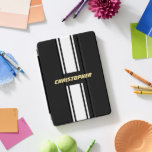 Cubierta Para iPad Pro Personalizado Bandas de Carreras Blanca Negra Band<br><div class="desc">Crea tu propio personalizado, personalizado, fresco, elegante, elegante, clásico, diseño de rayas de carreras en blanco y negro, tipografía de oro falso / monograma de guiones, cubierta inteligente moderna y magnética para iPad que se dobla en múltiples posiciones de stand y cuenta con interior de microfibra gris que ayuda a...</div>