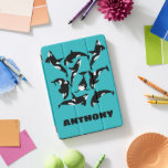 Cubierta Para iPad Pro Personalizado de orcas asesinas ballenas azul Verd<br><div class="desc">Crea una cubierta personalizada para tu iPad. Esta portada presenta ilustraciones de orcas o ballenas asesinas en blanco y negro contra un brillante fondo azul turquesa o verde azulado con su nombre debajo en negrita con letras negras.</div>