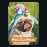 Cubierta Para iPad Pro Pug unicornio<br><div class="desc">¡Sigue tus sueños! | Avanti,  la marca de humor global ha estado entreteniendo al mundo con sus tarjetas de felicitación Feel Good Funny durante más de 40 años. Nuestros personajes viven la vida al máximo y celebran el humor en la vida cotidiana.</div>