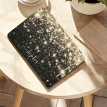 Cubierta Para iPad Pro Purpurina de oro moderno y elegante<br><div class="desc">Presenta un diseño moderno y elegante de purpurina de imitación dorada con acentos brillantes y personalizado con su nombre en un guión moderno. ¡Esta cubierta de moda es un regalo perfecto para todo aquel que ame el glam y el purpurina!</div>