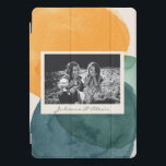 Cubierta Para iPad Pro Resumen Formas de acuarela Verde azulado Nombre de<br><div class="desc">Este elegante funda de mesa personalizado presenta un cuadro sobrio de formas de acuarela abstractas orgánicas en hermosos tonos de mostaza amarilla y azul y verde verde azulado. Personalízalo con tu nombre y foto. ¡Buena idea de regalo!</div>