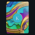 Cubierta Para iPad Pro Resumen moderno de joyas coloridas y monograma de<br><div class="desc">Este diseño presenta un bonito diseño colorido,  con turquesa,  violeta,  azul y verde,  girado en torno al oro metálico falso. El centro contiene un primer monograma. El diseño aparece en tres dimensiones. Super único y divertido,  sin duda es uno de los más bonitos. Creado por Simply Farmhouse Press.</div>