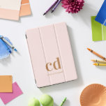 Cubierta Para iPad Pro Rosa de las iniciales del monograma dorado elegant<br><div class="desc">Un fondo femenino de oro rosa,  texto dorado. Personalice y agregue sus iniciales de monograma,  nombre y título. Texto dorado.</div>