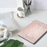 Cubierta Para iPad Pro Rosa de oro purpurina en monograma iniciales de lu<br><div class="desc">Personalice y agregue sus letras de monograma,  iniciales. Las iniciales del monograma como patrón en el fondo. Oro de rosa ondulado y femenino,  color de fondo gradiente rosa. Decorada con goteos en oro rosa y purpurinas falsos rosados,  con pinturas que gotean. Letras de color oro Rosa.</div>