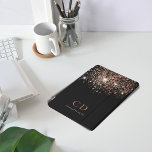 Cubierta Para iPad Pro Rosa negro purpurina dorado monograma nombre elega<br><div class="desc">Un fondo negro de moda decorado con gotas purpurinas de oro subió. Personalice y agregue sus iniciales y nombre de monograma. Texto de color oro y blanco Subió.</div>