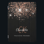 Cubierta Para iPad Pro Rosa negro purpurina dorado monograma nombre elega<br><div class="desc">Un fondo negro de moda decorado con gotas purpurinas de oro subió. Personalice y agregue su nombre,  iniciales de monograma y nombre completo. Texto de color oro y blanco Subió. El primer nombre está escrito con un guión moderno de estilo con letras a mano.</div>