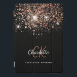 Cubierta Para iPad Pro Rosa negro purpurina dorado monograma nombre elega<br><div class="desc">Un fondo negro de moda decorado con gotas purpurinas de oro subió. Personalice y agregue su nombre,  iniciales de monograma y nombre completo. Texto de color oro y blanco Subió. El primer nombre está escrito con un guión moderno de estilo con letras a mano.</div>